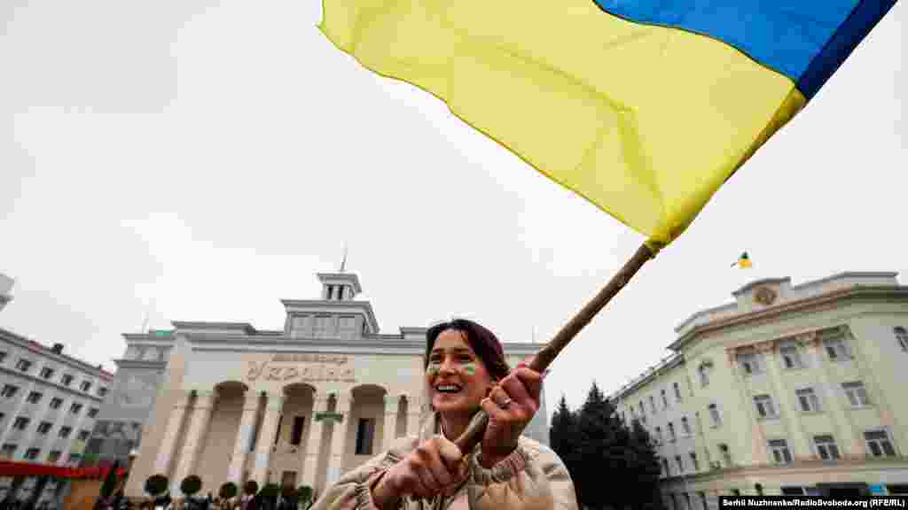Украина – повсюду: в сердце, на лице – в улыбке, в руках – флаг. Херсон, 13 ноября 2022 года