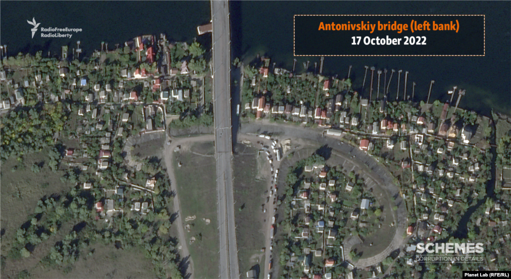Aside from the dam at Nova Kakhovka, the other major crossing linking the two banks of the Dnieper is the Antonivskiy Bridge on the eastern outskirts of the city of Kherson. The bridge has been repeatedly blasted by Ukrainian forces seeking to limit Russia’s ability to resupply its forces; the bridge surface spans have been heavily damaged and impassable for vehicles but have been intact until November 11.