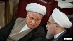 اکبر هاشمی رفسنجانی در کنار حسن روحانی، رئیس جمهور ایران، در اجلاس اخیر مجلس خبرگان رهبری