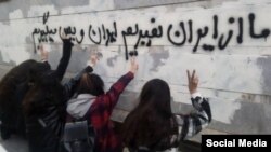 دختران دانشآموز در نقاط مختلف ایران از جمله چهرههای اصلی اعتراضات «زن زندگی آزادی» در شش ماه گذشته بودهاند که با برداشتن حجاب اجباری و شعارنویسی به اعتراضات ضدحکومتی سراسری پیوستند