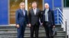 Specijalni izaslanik Evropske unije za dijalog Kosova i Srbije Miroslav Lajčak (u sredini) i savetnici Jens Plötner (lijevo) i Emmanuel Bonne (desno) u Prištini, 9. septembra 2022. 