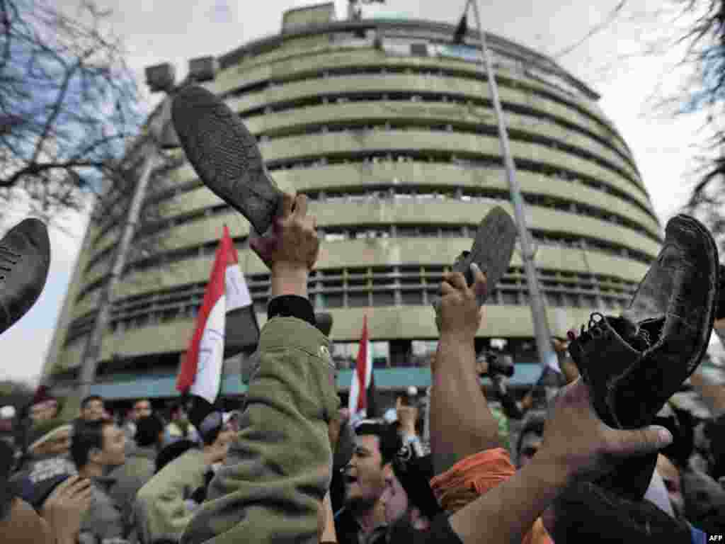 تجمع مخالفان در برابر ساختمان تلویزیون دولتی مصر در قاهره
