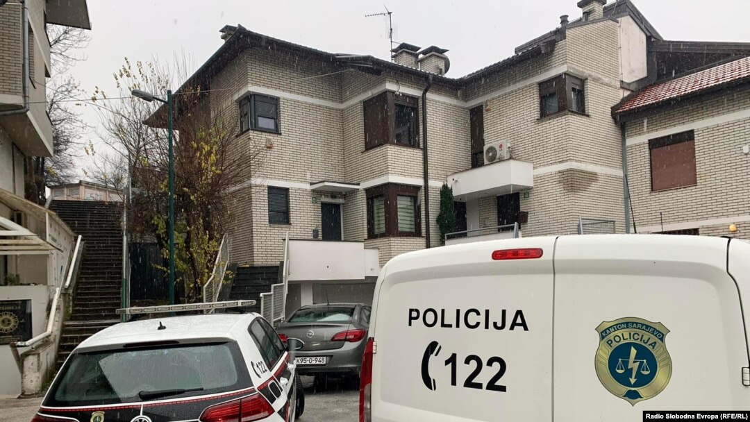 Policija ispred kuće direktora "Bosnalijeka" Nedima Uzunovića, 6. decembar, 2021.