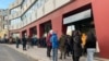 У Празі черга на нові паспорти вишиковується з 5-ї ранку, а перші з охочих займали місця у ній з 23-ї години попереднього дня