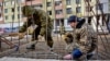 По заявлению властей РФ, в 2024 году «за нарушения миграционных правил» выдворили больше 80 тысяч иностранцев (иллюстративное фото)