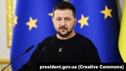 «Час від часу з’являється лідер, який одноосібно змінює хід історії, не завдяки могутності своєї армії чи силі своєї економіки, а завдяки силі свого слова», – пише Politico