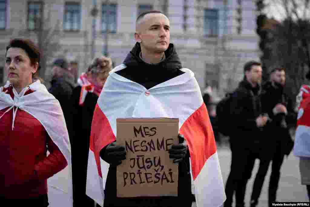 «Мы вам ня ворагі», — надпіс на плякаце ўдзельніка акцыі.