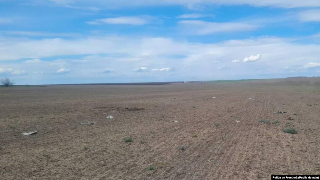 Fragmentele au fost găsite la aproximativ 500 de metri de linia frontierei moldo-ucrainene.