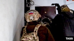 Российские силовики перед задержанием, архивное иллюстративное фото 