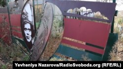 Поврежденные ворота Мемориального дома-музея Нестора Махно