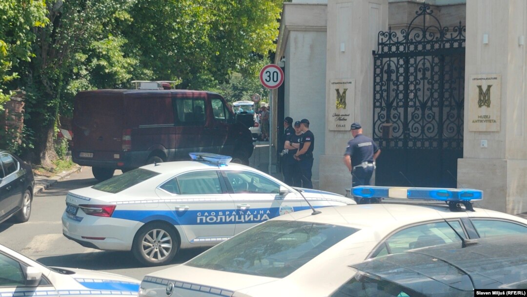 Policija ispred ambasade Izraela u Beogradu nakon napada na policajca, 29. jun 2024.