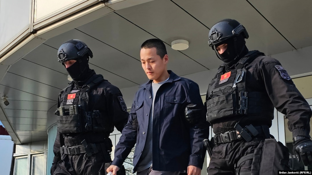 Južnokorejski "kralj kriptovaluta" Hyeong Do Kwon napustio zatvor u Spužu nakon izdržane kazne. Policija ga sprovela u prihvatilište za strance gdje će čekati odluku o ekstradiciji