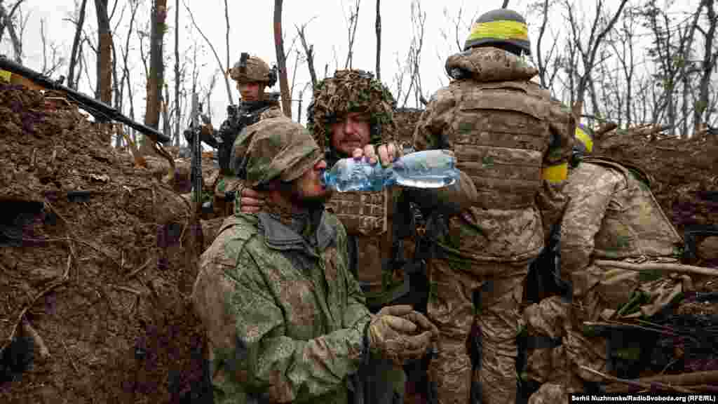 Военные 10-й отдельной горно-штурмовой бригады ВСУ «Эдельвейс» во время штурма вражеских позиций взяли в плен военнослужащего российской армии. По словам военнопленного, им четыре дня не привози пищи и воду на позиции.