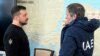 Президент Володимир Зеленський і голова МАГАТЕ Рафаель Ґроссі (праворуч) на території Дніпровської гідроелектростанції (ДніпроГЕС). Запоріжжя, 27 березня 2023 рокe