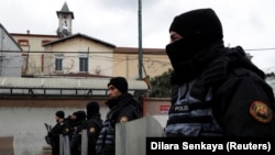 Поліція поблизу церкви, де стався напад, Стамбул, Туреччина, 28 січня 2024 року