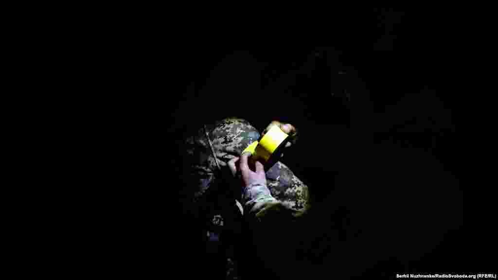 Украинские военные используют желтый скотч для маркировки себя в бою «свой/чужой»