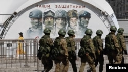Російські військові на виставці техніки, де в тому числі демонстрували машини, захоплені російською армією в ЗСУ. Москва, 31 травня 2024 року