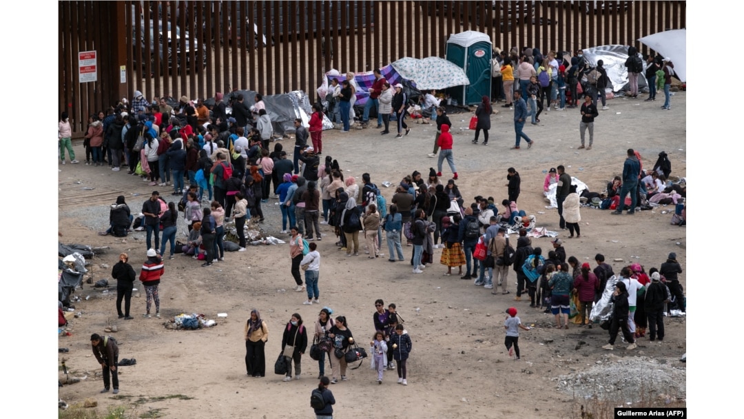 Na granici SAD i Meksika se očekuje porast broja migranata pošto je američka vlada zvanično okončala upotrebu strogog protokola koji je iskoristio bivši predsednik Donald Tramp kako bi onemogućio ulazak migranata i isterao iz zemlje tražioce azila.