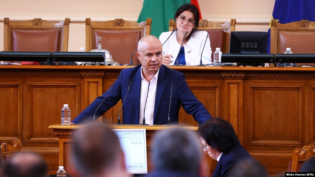 Депутатът Георги Свиленски от БСП говори от трибуната на парламента.