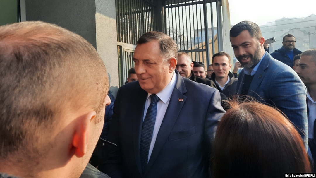 Milorad Dodik (lijevo), predsjednik Republike Srpske, i njegov sin Igor (desno), na ulazu u Sud i Tužilaštvo BiH, 20. decembra, 2023.