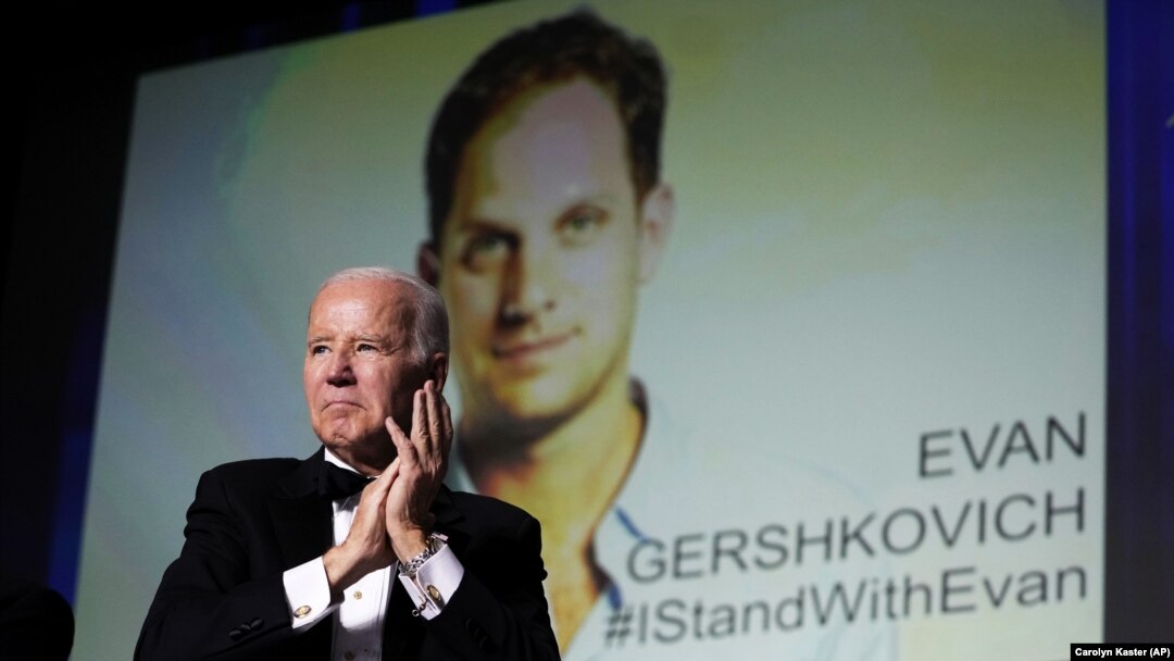 Američki predsjednik Joe Biden ispred slike zatvorenog novinara Wall Street Journala Evana Gershkovicha na događaju u Washingtonu u aprilu