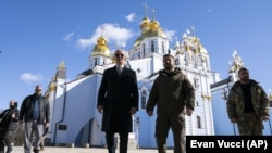 Президент України Володимир Зеленський і президент США Джо Байден (ліворуч) на території Михайлівського Золотоверхого монастиря. Київ, 20 лютого 2023 року 