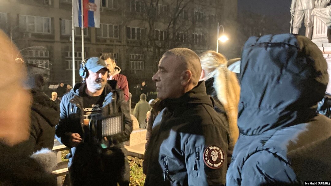 Učesnik na desničarskom protestu nosi obeležja ruske privatne plaćeničke vojske "Vagner", Beograd, 15. februar 2023.