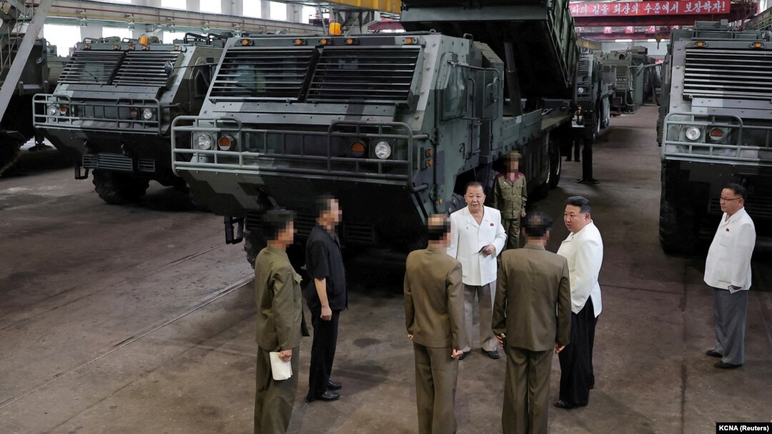 Sjevernokorejski lider Kim Jong Un u poseti ključnoj vojnoj fabrici, na fotografiji bez datuma koju je sjevernokorejska centralna novinska agencija (KCNA) objavila 14. avgusta 2023.