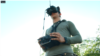 Військовослужбовець ЗСУ керує FPV-дроном