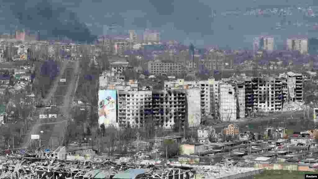 Киев признает, что его военные заплатили высокую цену человеческим жизням, защищая «крепость Бахмут», город, где перед войной проживало около 70 тысяч человек. Жестокое противостояние называют самой кровавой битвой пехоты со времен Второй мировой войны