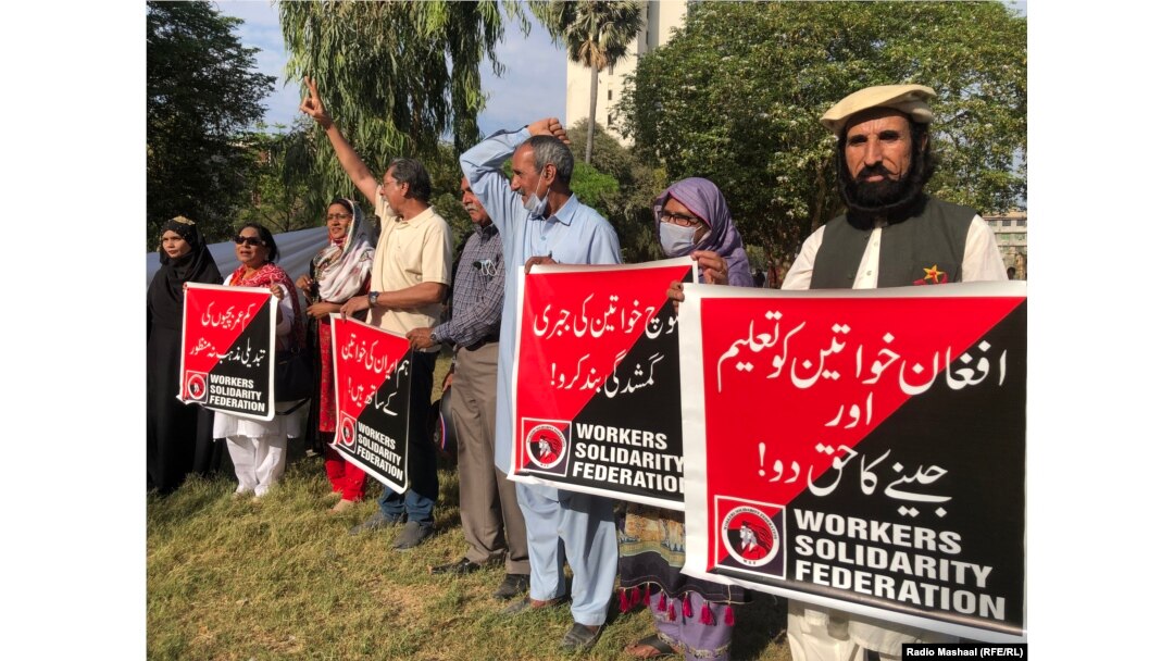 ځينو فعالانو داسې لوحې اخیستې وې چې ورباندې د افغانستان، ايران او بلوڅو ښځو د حقونو شعارونه ليکل شوي ول