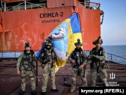 Бойцы Главного управления разведки Минобороны Украины на одной из «вышек Бойко» в Черном море, август-сентябрь 2023 года