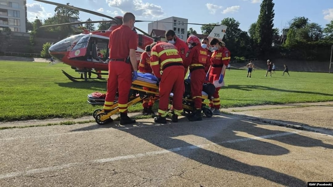 Trei elicoptere SMURD au aterizat pe stadionul din Dragalina, jud. Călărași, pentru a-i prelua pe copii.
