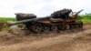 Знищений російський танк у звільненому ЗСУ від армії РФ селі Новодарівка Запорізької області, 2 липня 2023 року