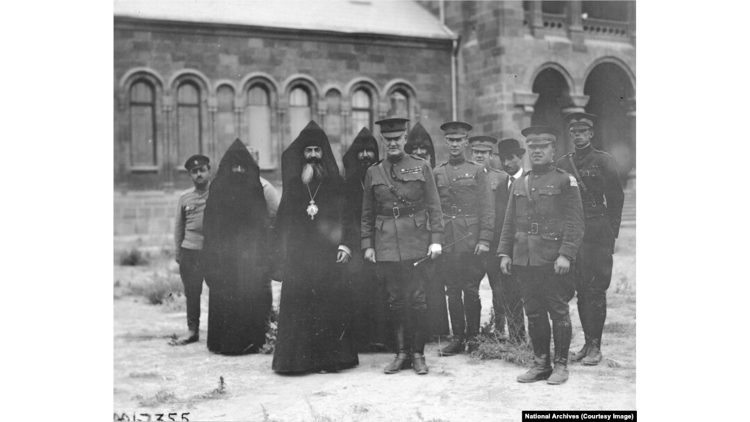 General-major James Harbord (u sredini) pozira sa jermenskim biskupima u Ečmijadžinu, septembra 1919. godine