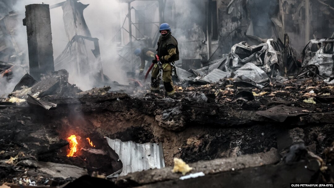 Un angajat al serviciilor de urgență din Ucraina intervine la locul unui atac cu rachete, într-o zonă rezidențială din Kiev, 21 septembrie 2023.