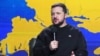 Відповідаючи на запитання польського журналіста, Володимир Зеленський подякував польському народу за підтримку, але додав, що Україна, своєю чергою, «захищає Польщу»