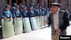 Полицейски кордон пази пред сградата на правителството в Ереван. Във вторник Азербайджан атакува Нагорни Карабах, населен предимно с етнически арменци. 24 часа по-късно беше сключено примирие. Протест в Армения обвини премиера, че не е защитил арменцте в Нагорни Карабах.