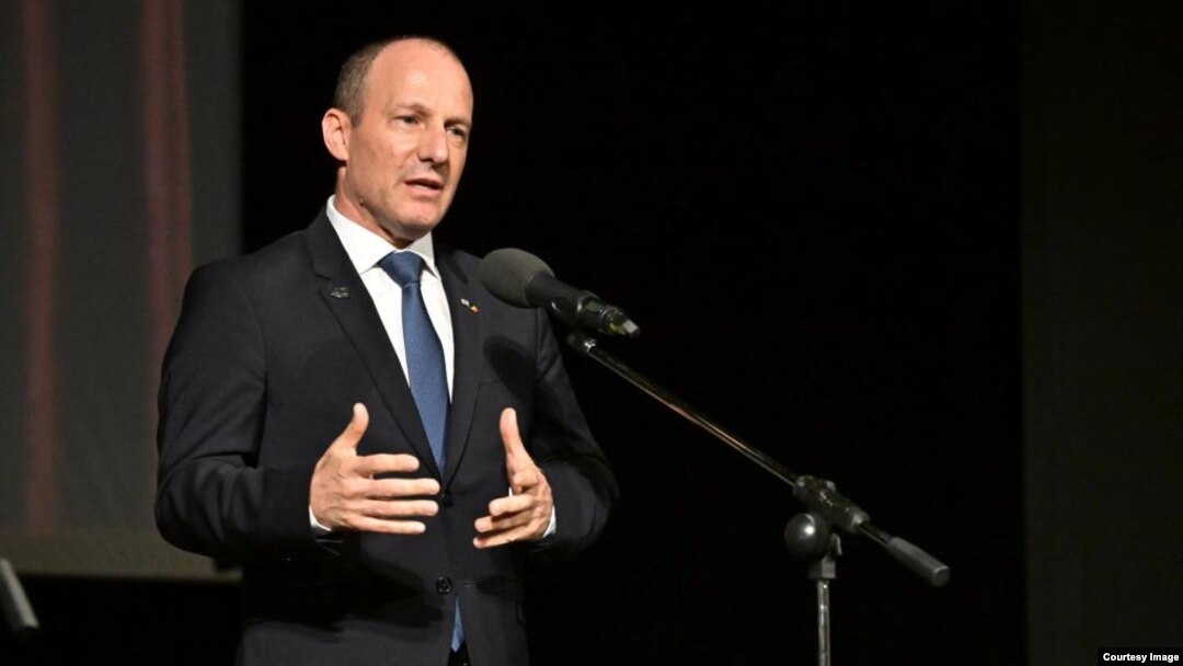 Reuven Azar este diplomat de carieră. În perioada 2014-2018 a fost ambasador al statului Israel la Washington. 
