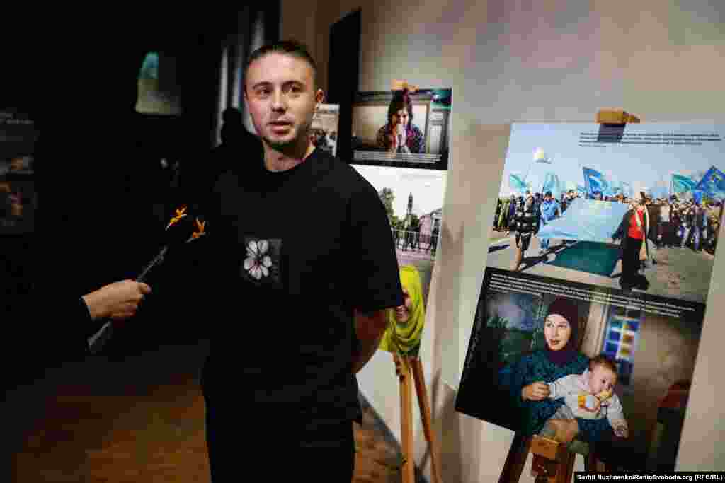 Вокалист группы «Антитіла» Тарас Тополя дает интервью Радіо Свобода на фоне фотовыставки 