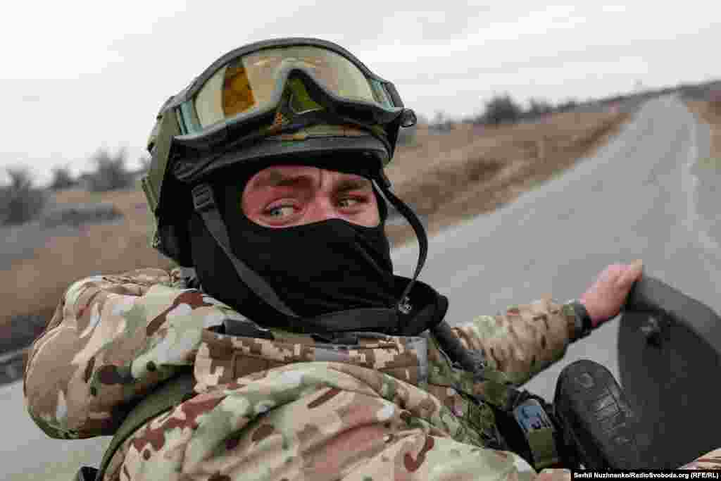 Артем (30 років) – з Харківщини, держслужбовець. «Перед собою було б соромно, сам себе поважати перестав би», – відповідає він на моє запитання, чому пішов служити
