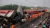 За повідомленням місцевих посадовців, на місце зіткнення потягів у районі міста Баласор було викликано понад 200 машин швидкої допомоги