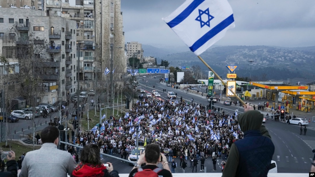 Izraelci završavaju marš od granice između Izraela i Gaze do Jerusalima, tražeći hitno oslobađanje svih talaca, u Jerusalimu, u subotu, 2. marta, 2024.