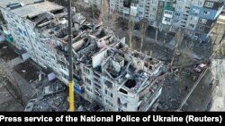 Житловий будинок, уражений російськими ракетними ударами у місті Мирноград, Донецька область, Україна, 13 березня 2024 року