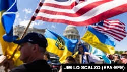 Архівна світлина. Люди на акції біля Капітолію США після того, як Палата представників Конгресу Сполучених Штатів проголосувала за допомогу Україні. Вашингтон, 20 квітня 2024 року