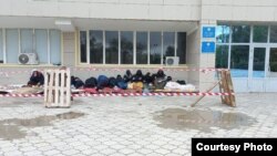 Жаңаөзен әкімдігі алдында аштық жариялап жатқан тұрғындар. 3 мамыр, 2023 жыл.
