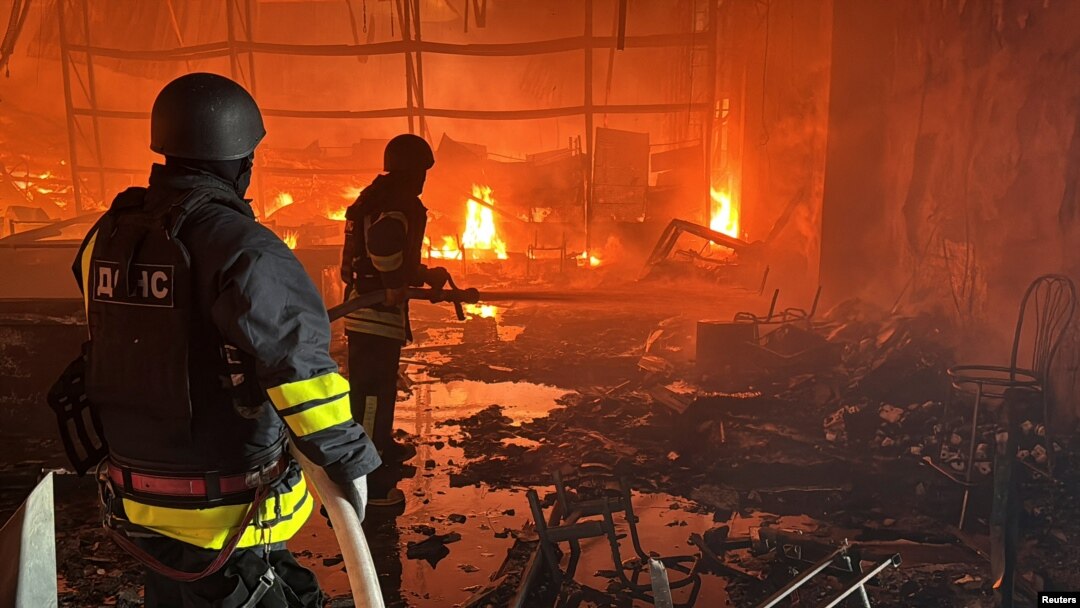 Рятувальники гасять пожежу в будівельному гіпермаркеті в Харкові після удару РФ, 25 травня 2024 року