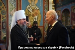 Президент США Джо Байден у Михайлівському золотоверхому соборі спілкується з главою ПЦУ митрополитом Київським і всієї України Епіфанієм, 20 лютого 2023 року