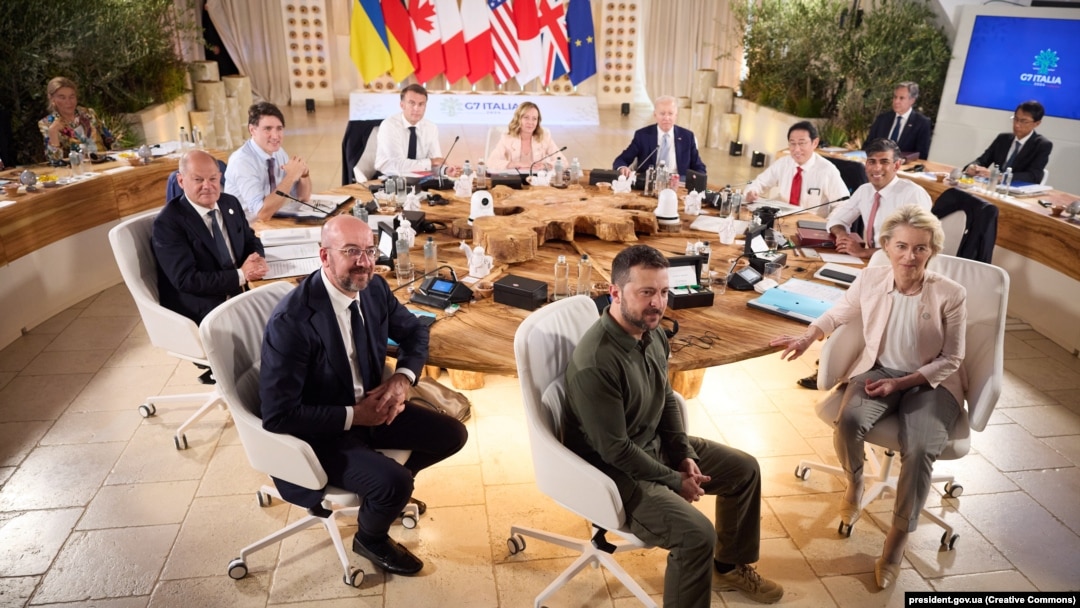 Predsjednik Ukrajine Volodimir Zelenski (u prvom planu) na sastanku G7 u Italiji, 13. 6. 2024.