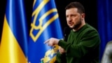 Президент Украины Владимир Зеленский выступает на пресс-конференции в посольстве Украины в Анкаре 15 мая 2025 года. Архивное фото

